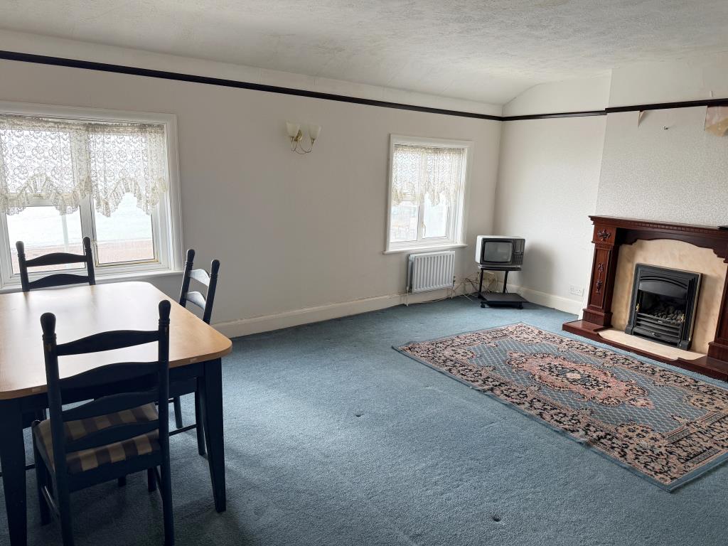 Lot: 31 - FREEHOLD MIXED USE PART POSSESSION PRODUCING £37,500 PER ANNUM - Living room at front on third floor